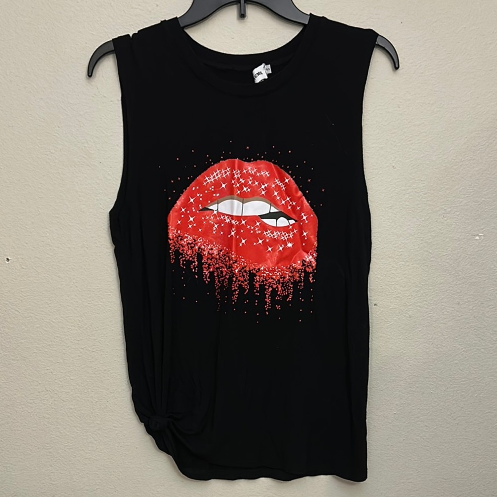 Sleeveless Graphic Tee w/Red Lips Design